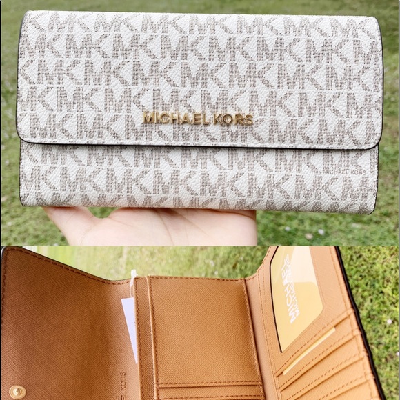 Michael Kors Handbags - SALE‼️👜💕- Michael Kors Large Trifold Wallet